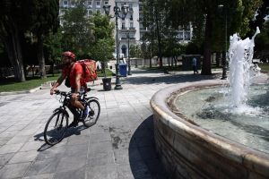 Πρόστιμα σε εταιρείες delivery – Η Επιθεώρηση Εργασίας τους «τσάκωσε» παραγγέλνοντας φαγητό εν μέσω καύσωνα