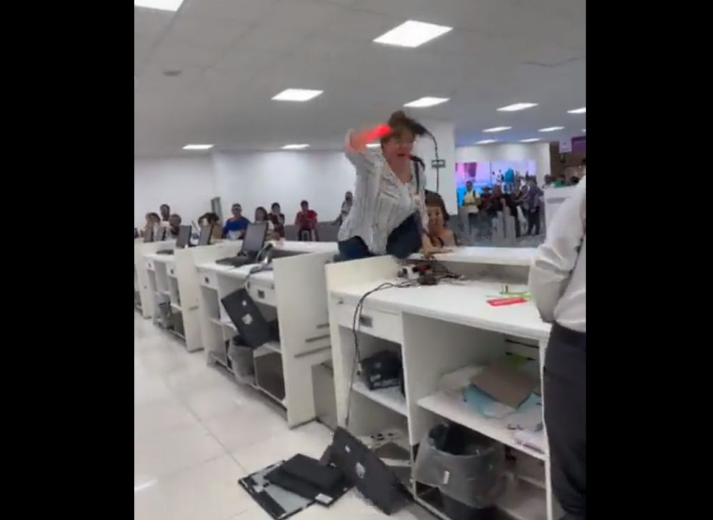 Γης Μαδιάμ σε αεροδρόμιο του Μεξικού – Γυναίκα τα έσπασε όλα όταν της είπαν ότι δεν υπήρχε το εισιτήριό της