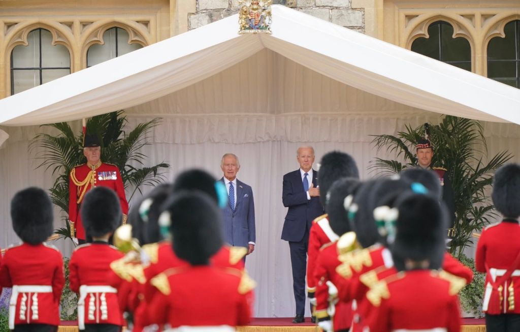 Η συζήτηση του Μπάιντεν με φρουρό που εκνεύρισε τον βασιλιά Κάρολο…