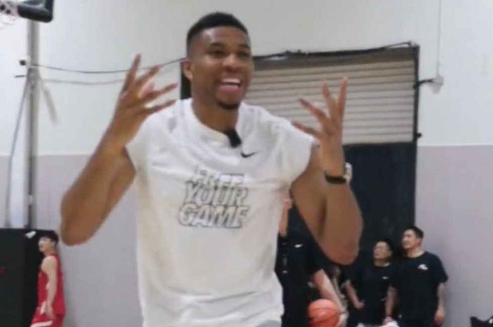 Τα πήρε ο… προπονητής Αντετοκούνμπο: «Τι είναι αυτό; Τι κάνουμε;»