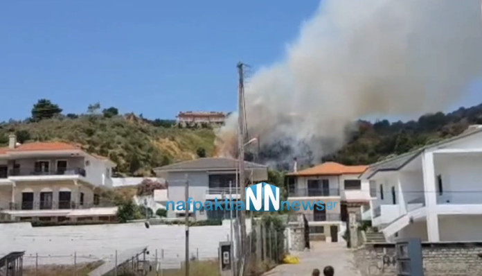 Φωτιά στη Ναύπακτο: Συναγερμός στην Πυροσβεστική για φωτιά μέσα στα σπίτια σε παραθαλάσσιο χωριό του Δήμου