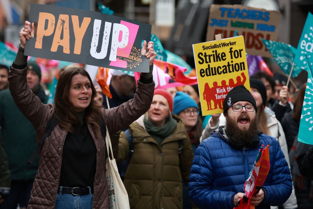 Μισθολογικές αυξήσεις σε εκατομμύρια δημόσιους υπαλλήλους θα δώσει η κυβέρνηση Σούνακ
