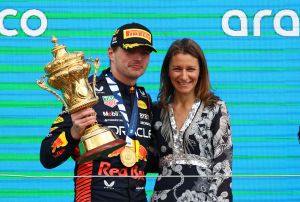 Mαξ Φερστάπεν, ο πιλότος που κέρδισε το γκραν πρι Βρετανίας με το ένα χέρι…κουλό