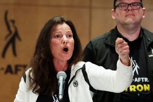 Απεργία στο Χόλιγουντ: Ο πύρινος λόγος της «νταντάς Φάιν» εναντίον των στούντιο γίνεται viral