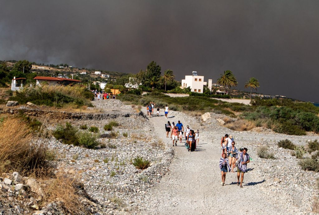 Πέντε μέρες καίγεται η Ρόδος – Χιλιάδες άνθρωποι τρέχουν να γλυτώσουν