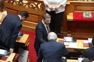 Η «χλιαρή» χειραψία Μητσοτάκη – Ανδρουλάκη