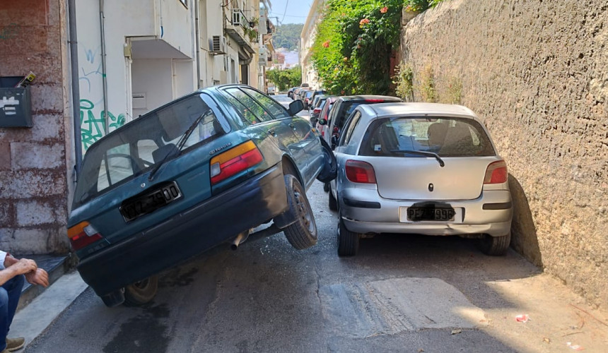 Απίστευτο ατύχημα: Οδηγός «καβάλησε» με το όχημα του άλλο αυτοκίνητο