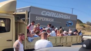 Δεν ξέρουν που να πάνε να γλυτώσουν – Μεταφέρουν κόσμο με σκάφη και αγροτικά στη Ρόδο