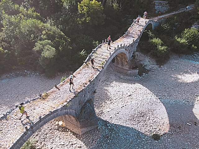 Ο τόπος πίσω από το βουνό