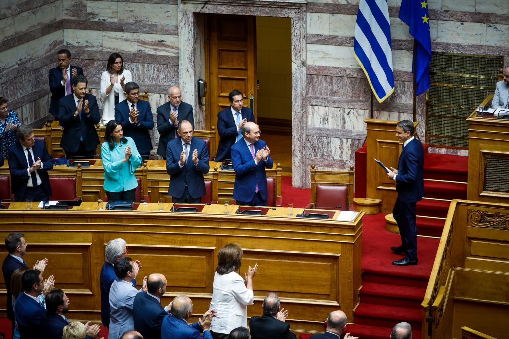 Τι κερδίζουν δημόσιοι υπάλληλοι και συνταξιούχοι – Ποιοι μισθοί αυξάνονται, οι φόροι που μειώνονται