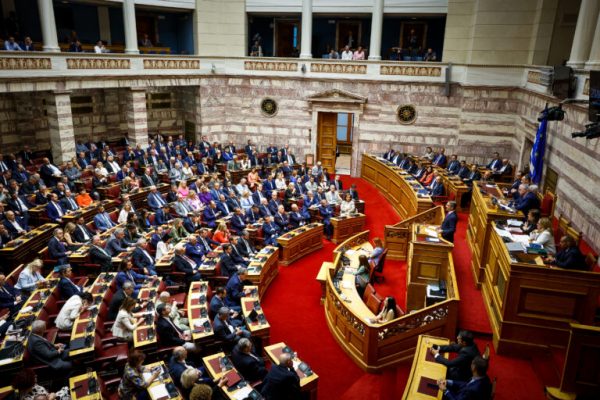 Στη Βουλή ο Μητσοτάκης για ψήφο αποδήμων, πρώτες αναφορές και για τις φωτιές