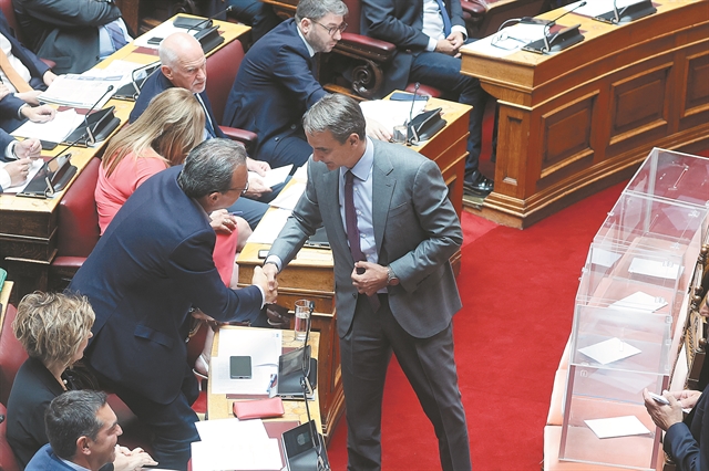 Ενα κόμμα και κάτι ψιλά…