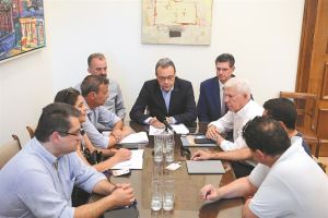 Με το βλέμμα σε δήμους και περιφέρειες