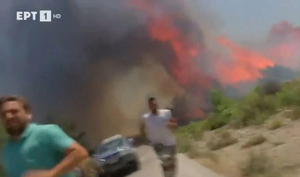 Φωτιά στη Ρόδο: Η στιγμή που συνεργείο της ΕΡΤ κινδύνευσε να εγκλωβιστεί στις φλόγες