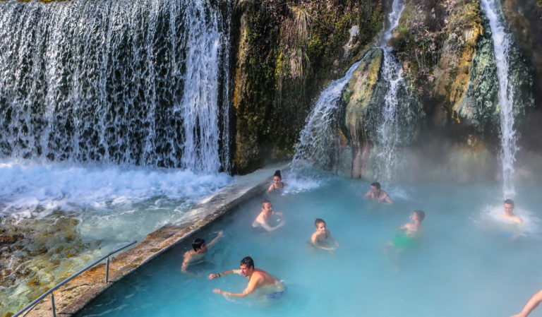 Τραγωδία στα Λουτρά Πόζαρ: 50χρονος κατέρρευσε βγαίνοντας από την πισίνα και πέθανε