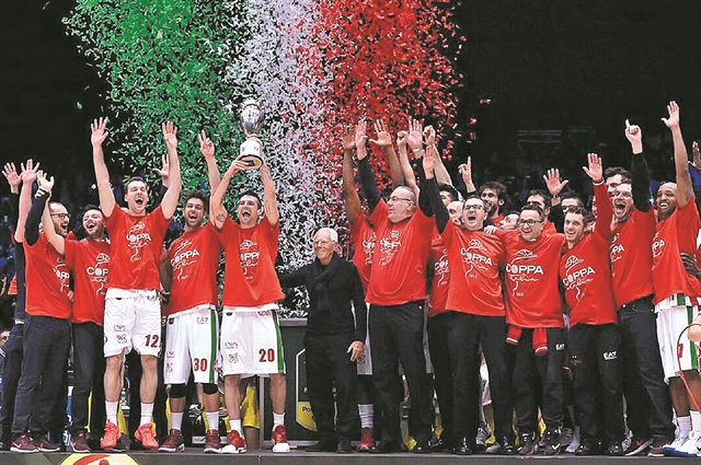 Ολίμπια Μιλάνο, το «κοστούμι» της ζωής του