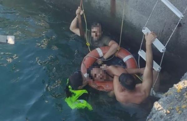 Πρωτοφανείς εικόνες στο λιμάνι του Ηρακλείου: Διάσωση 21χρονης που αποπειράθηκε να βάλει τέλος στη ζωή της