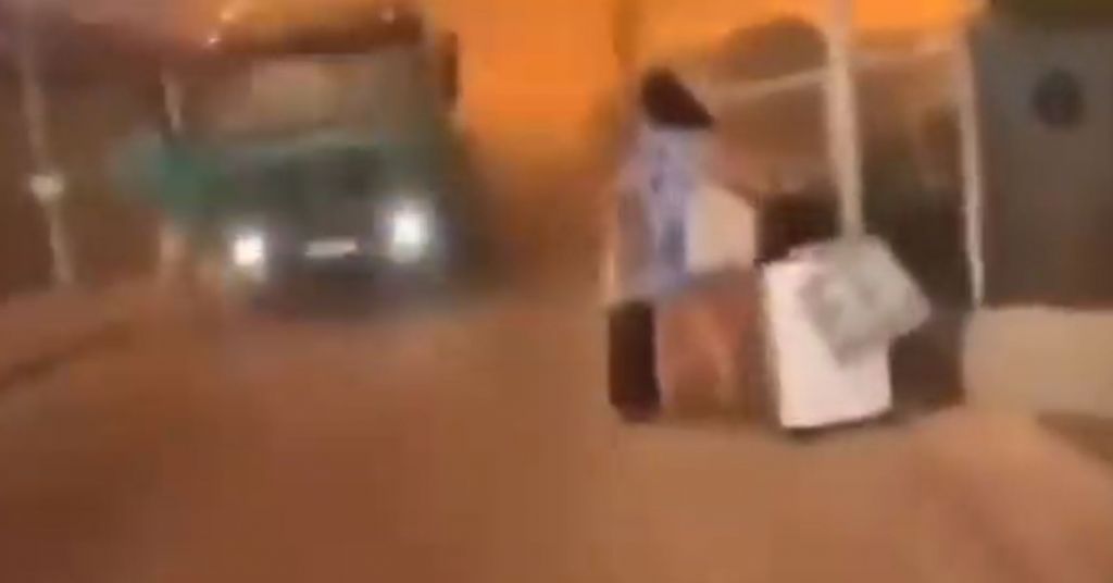 «Άσε τις βαλίτσες, η ζωή σου κινδυνεύει» – Συγκλονιστικό βίντεο από διάσωση τουρίστριας