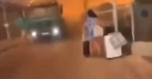 «Άσε τις βαλίτσες, η ζωή σου κινδυνεύει» – Συγκλονιστικό βίντεο από διάσωση τουρίστριας