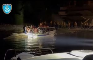 Φωτιά στην Κέρκυρα: Η στιγμή που το Λιμενικό απεγκλωβίζει κόσμο