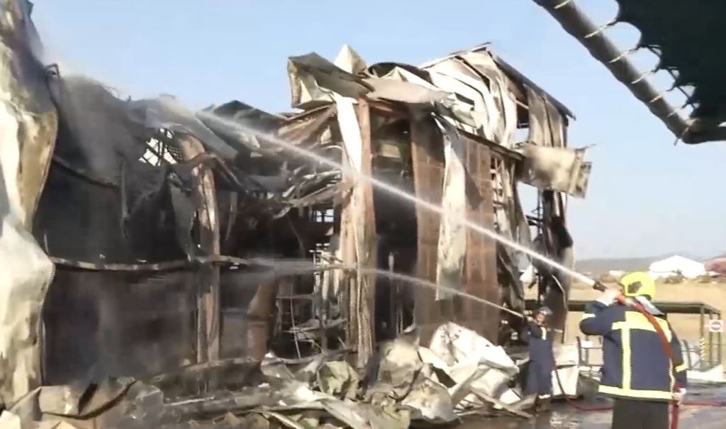 Φωτιά στα Οινόφυτα: Οι κάτοικοι πρέπει να παραμείνουν μέσα στα σπίτια λόγω του τοξικού νέφους