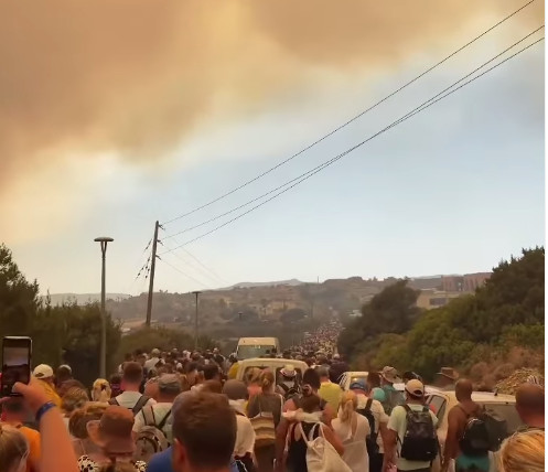 Πυρκαγιές: Εκκενώνονται χωριά στη Ρόδο – Μήνυμα από το 112 – Εγκλωβισμένοι πυροσβέστες στην περιοχή Υψενή