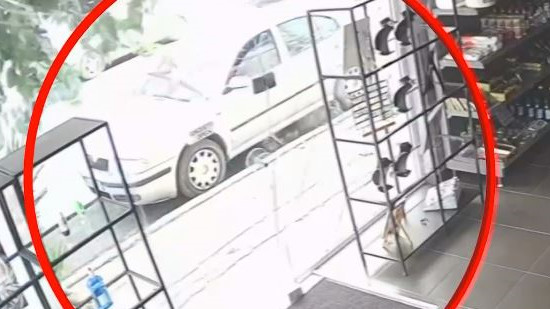 Νέα Αγχίαλος: Η στιγμή που το ωστικό κύμα της έκρηξης διαλύει την τζαμαρία καταστήματος