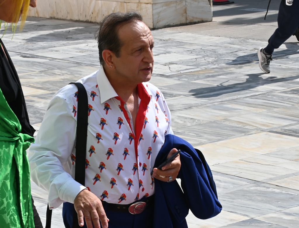 Σπύρος Μπιμπίλας: Φόρεσε πουκάμισο με παπαγαλάκια στην ορκωμοσία της Βουλής