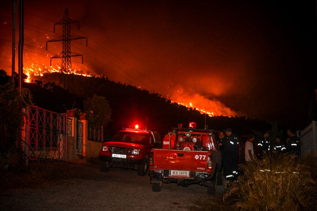 Στο έλεος των πυρκαγιών Ρόδος, Αίγιο, Κάρυστος, Kέρκυρα – Ζητούν από χιλιάδες ανθρώπους να απομακρυνθούν