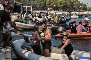 Η χώρα (ξανά) καίγεται – Οι ευθύνες δεν «σβήνονται» με μία παραίτηση