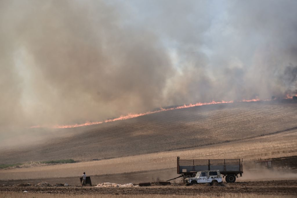 «Πυρ ομαδόν» από την αντιπολίτευση για τη φωτιά στη Νέα Αγχίαλο