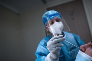 Κοροναϊός: 14 θάνατοι την περασμένη εβδομάδα – Αυξήθηκε το ιικό φορτίο σε έξι πόλεις