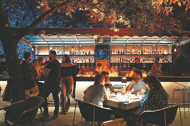 Φιλέτο ψαριού, κρασιά και η… μελωδία από τα παγάκια