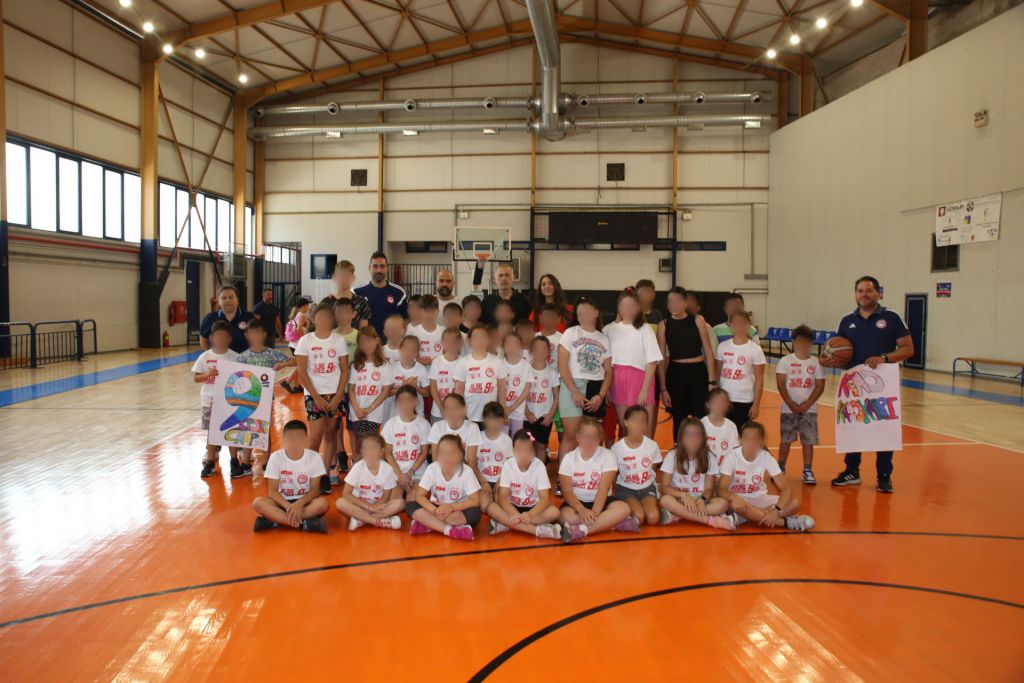 Ο δήμαρχος Πειραιά Γιάννης Μώραλης στο «9ο Piraeus Sports Camp» για τους μαθητές της πόλης