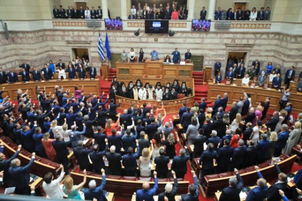 Πώς μοιράστηκαν τα έδρανα της Βουλής στα κόμματα