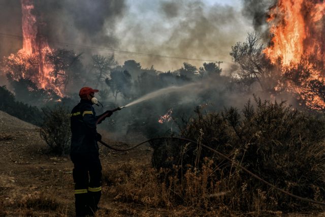 Φωτιά στη Μάνδρα: Μεγάλες καταστροφές από τον πύρινο εφιάλτη