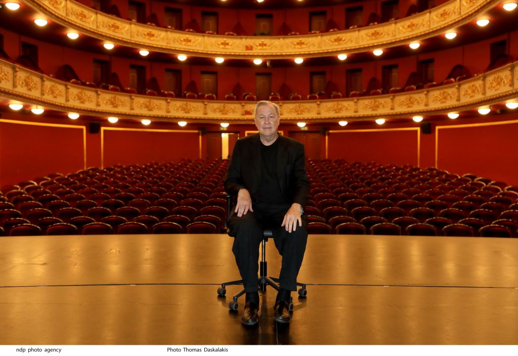 Δημοτικό Θέατρο Πειραιά: Ο Ρόμπερτ Γουίλσον σκηνοθετεί τις «Τρεις Ψηλές Γυναίκες»