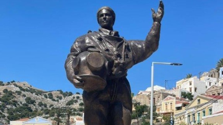 Σύμη: Άγαλμα για την πρώτη γυναίκα δύτρια στο λιμάνι