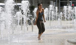 Μαθήματα αστικής επιβίωσης στους καύσωνες από τη «φλεγόμενη» Ισπανία