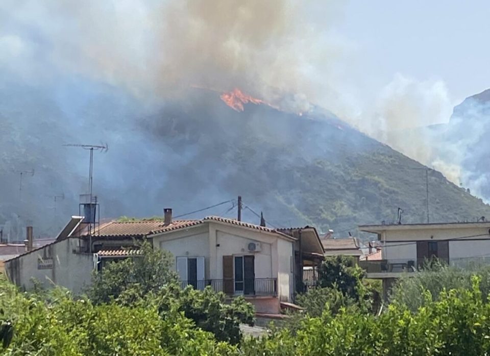 Μεγάλη φωτιά στο Δερβενάκι Αχαΐας – Κοντά στα πρώτα σπίτια οι φλόγες