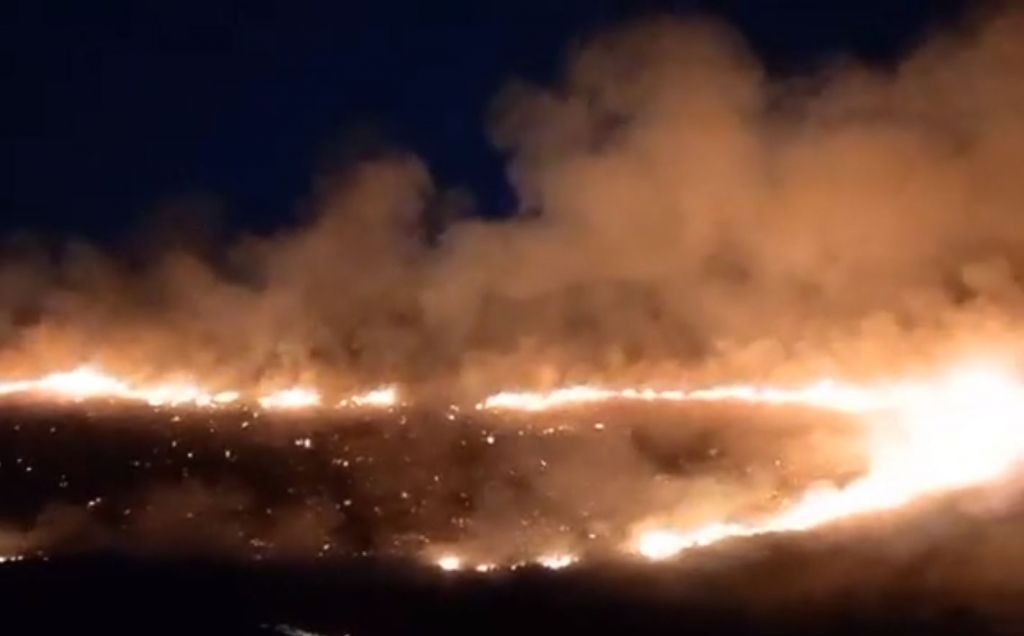 Ανεξέλεγκτη η φωτιά στο Αλιβέρι – Ενισχύονται οι πυροσβεστικές δυνάμεις