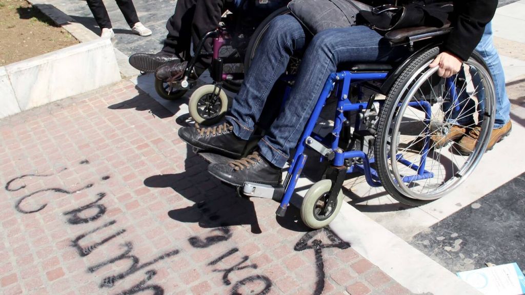 Κρήτη: Νεαρός σε αναπηρικό αμαξίδιο χορεύει παραδοσιακούς χορούς