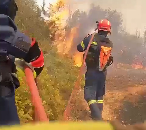 Συγκλονιστικά πλάνα από τη μάχη των πυροσβεστών στα πύρινα μέτωπα