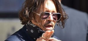 Ο Τζόνι Ντεπ εθεάθη να κυκλοφορεί με μπαστούνι