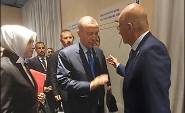 Σύντομη συνάντηση Δένδια – Ερντογάν στη Σύνοδο κορυφής του ΝΑΤΟ