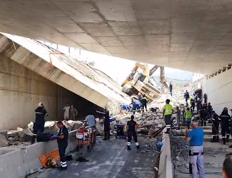 Πάτρα: Έπεσε τμήμα γέφυρας στα Μποζαΐτικα –  Ένας νεκρός, πολλοί τραυματίες και άγνωστος αριθμός εγκλωβισμένων