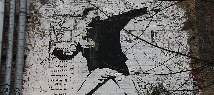 Αυτή είναι η φωνή του Banksy: Το BBC ισχυρίζεται ότι ανακάλυψε τη φωνή του φαντομά καλλιτέχνη