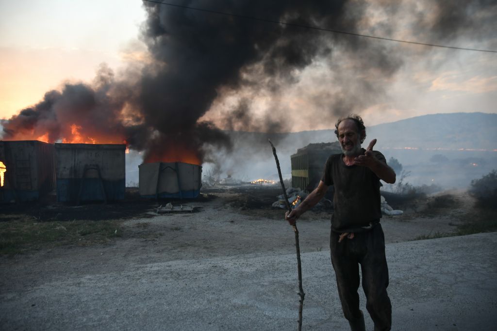 Ανεξέλεγκτη η φωτιά στη Μαγνησία – Δύο νεκροί – Καίγονται σπίτια και εργοστάσια