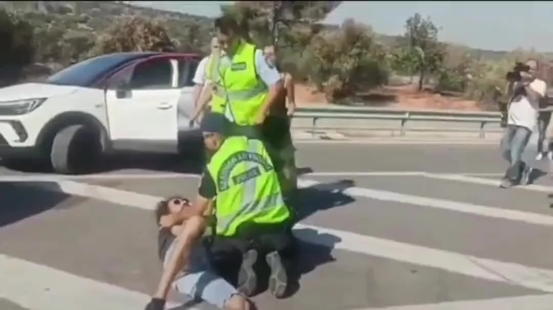 Συμπλοκές αστυνομικών με κατοίκους πυρόπληκτων περιοχών