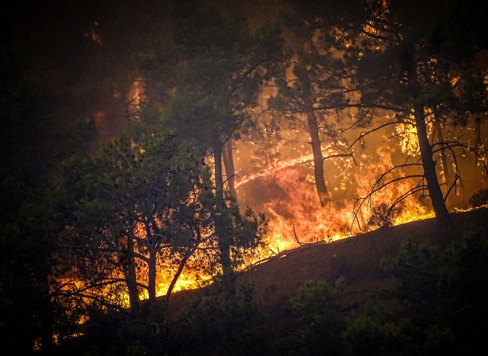Φωτιά στη Ρόδο: Πύρινη λαίλαπα στη Ρόδο – Καίγονται σπίτια στα Λάερμα, εκκενώνονται χωριά